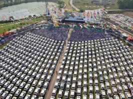 Ahli perniagaan berlian hadiah 600 kereta baru kepada pekerja