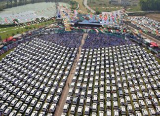 Ahli perniagaan berlian hadiah 600 kereta baru kepada pekerja