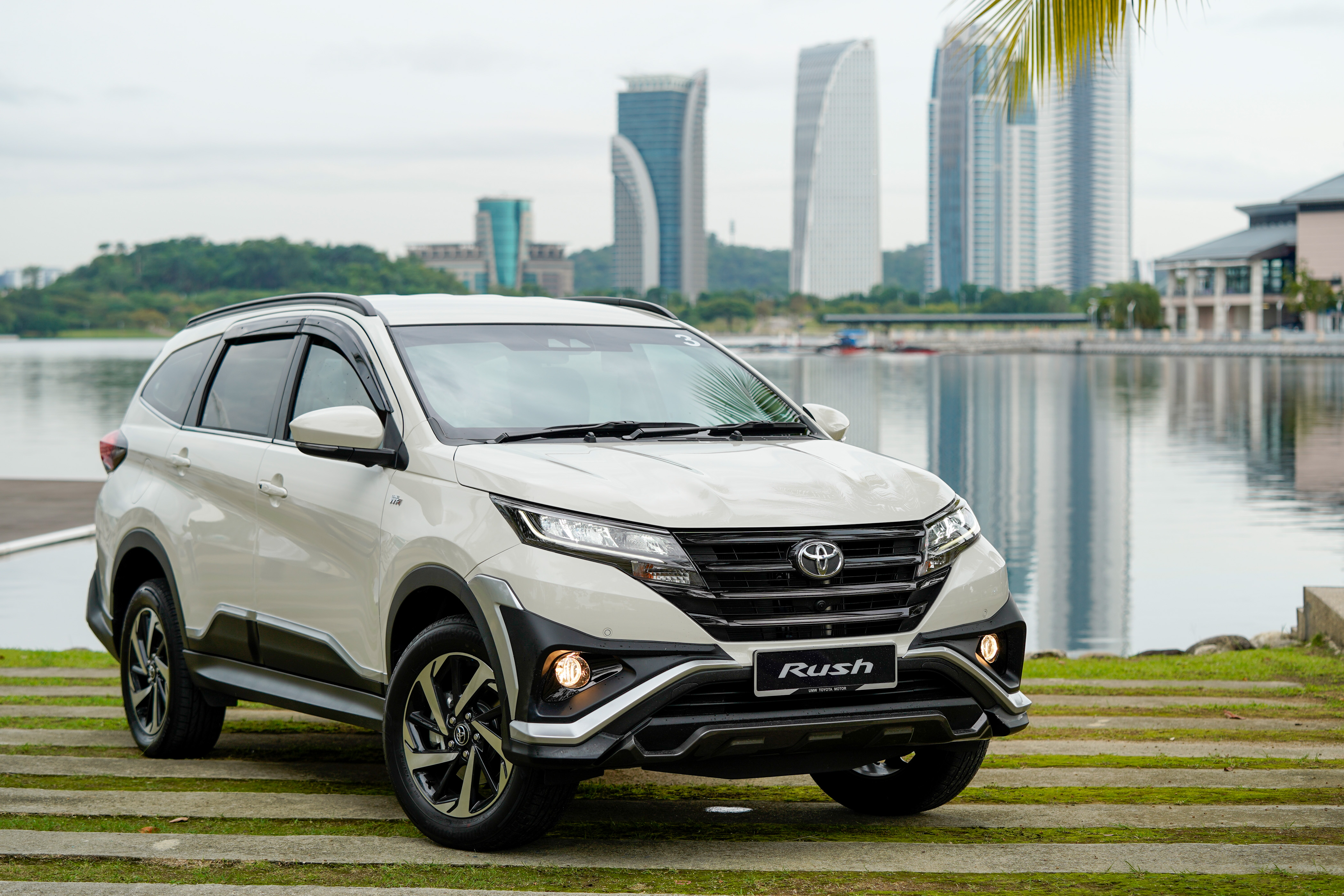 Toyota Rush baharu dilancarkan di pasaran Malaysia • Motoqar