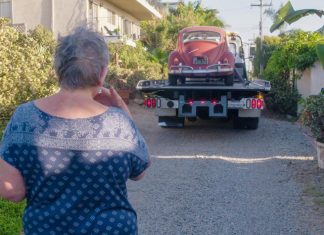 Warga emas teruja selepas tengok Volkswagen Beetlenya menjalani proses restorasi