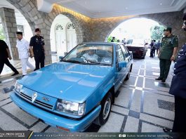Proton Saga edisi pertama macam baru keluar kilang