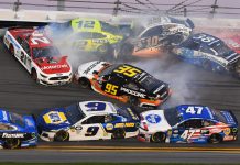 21 kereta berlanggar di Daytona 500, semua pemandu selamat!