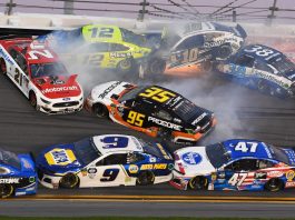 21 kereta berlanggar di Daytona 500, semua pemandu selamat!