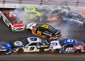 21 kereta berlanggar di Daytona 500, semua pemandu selamat!