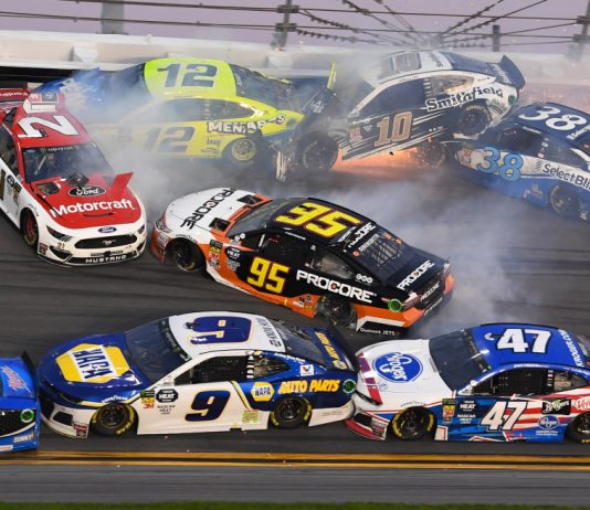21 kereta berlanggar di Daytona 500, semua pemandu selamat!