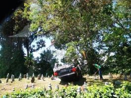 Proton Iswara Aeroback terbabas terbalik di atas kubur