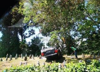 Proton Iswara Aeroback terbabas terbalik di atas kubur