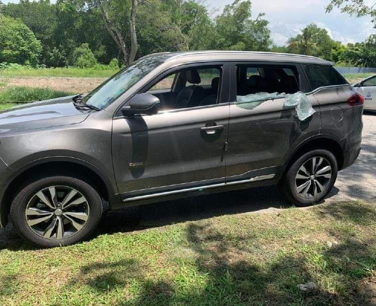 Keadaan kereta Proton X70 mangsa selepas kejadian samun