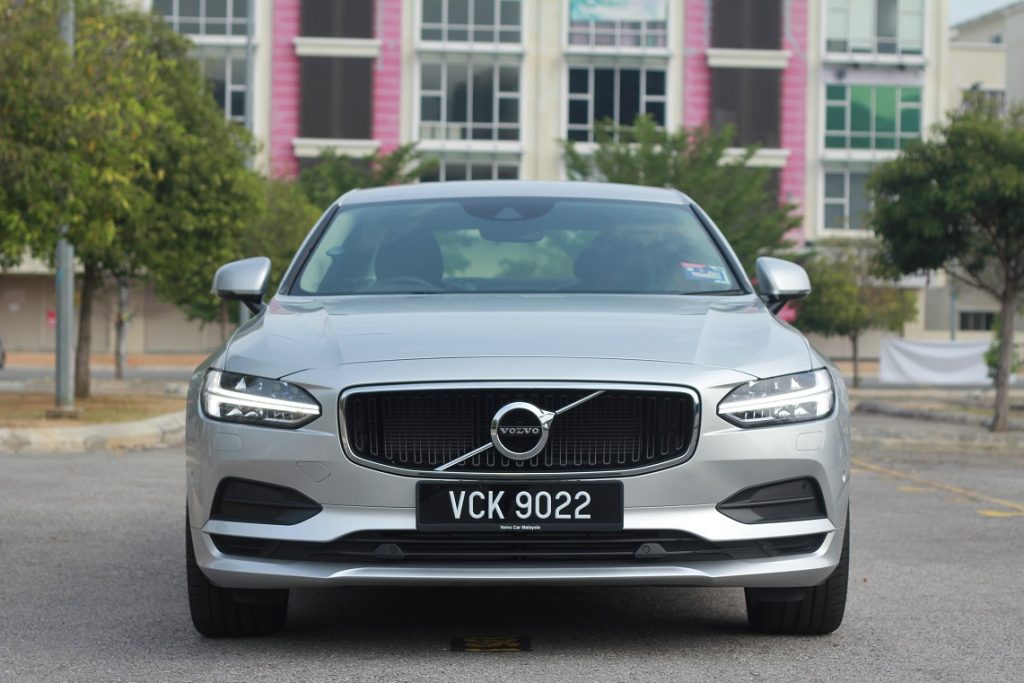 Pandu uji Volvo S90 - depan kereta