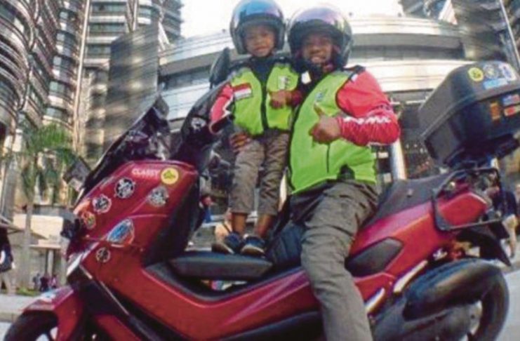 Bermotosikal ke tanah suci