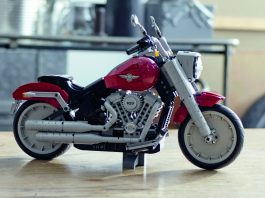 LEGO Harley-Davidson Fat Boy ini paling sesuai letak atas meja pejabat anda