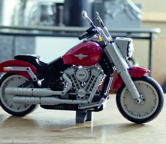 LEGO Harley-Davidson Fat Boy ini paling sesuai letak atas meja pejabat anda