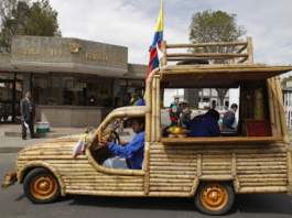 Kereta dibina dari batang buluh