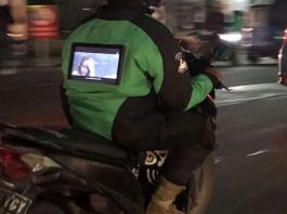 Penunggang Ojek ini pasang skrin sesentuh di belakangnya, hilangkan bosan penumpang?