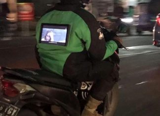 Penunggang Ojek ini pasang skrin sesentuh di belakangnya, hilangkan bosan penumpang?