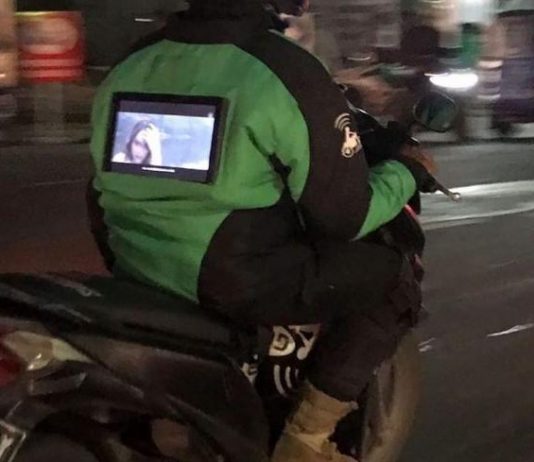 Penunggang Ojek ini pasang skrin sesentuh di belakangnya, hilangkan bosan penumpang?