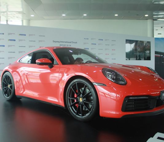 Porsche 911 generasi ke-8 ialah model ikonik yang dipertingkat