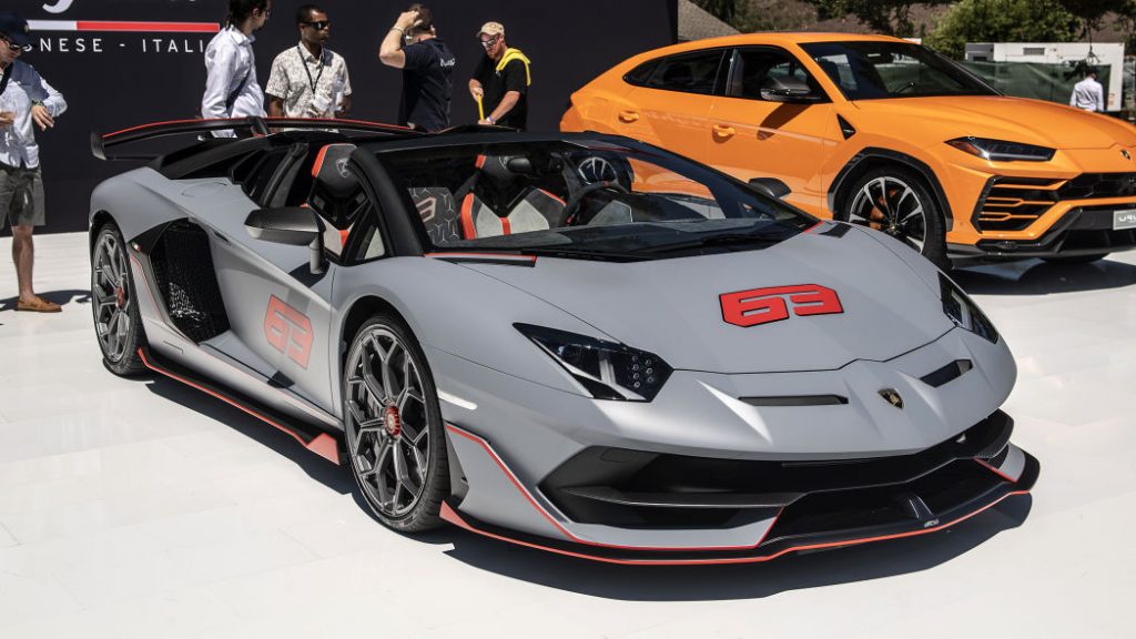 pandangan sisi hadapan lamborghini Aventador SVJ63 Roadster