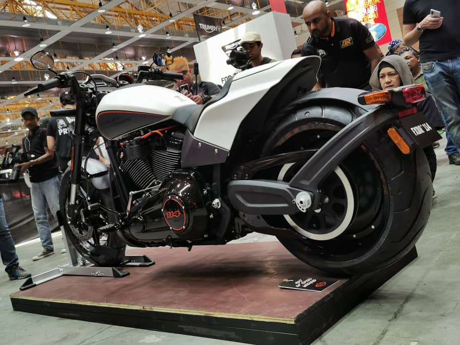 pandangan sisi jentera Harley Davidson perkenal FXDR 114