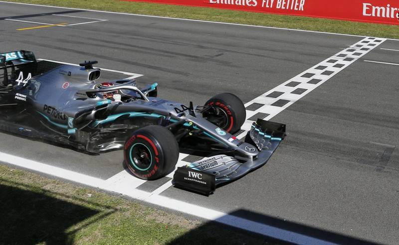 Formula Satu F1 - Grand Prix Sepanyol - Litar Barcelona-Catalunya, Barcelona, ​​Sepanyol - 12 Mei 2019 Mercedes 'Lewis Hamilton melepasi garisan penamat.