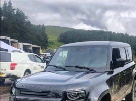 Defender Land Rover 2020 dilihat pada satu set penggambaran