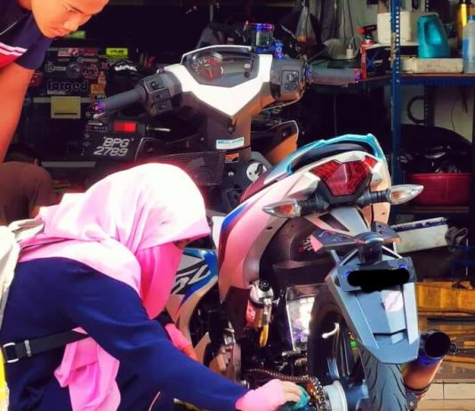 Rider muslimah bawak Yamaha Y15, jangan main-main!