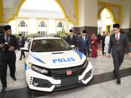 Yang Di-Pertuan Agong terima Civic Type-R sebagai hadiah Hari Keputeraan