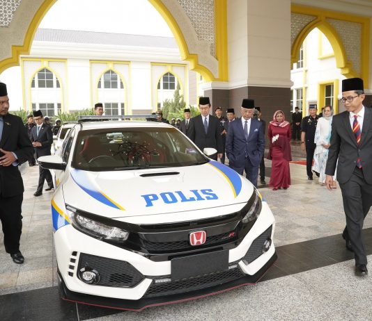 Yang Di-Pertuan Agong terima Civic Type-R sebagai hadiah Hari Keputeraan