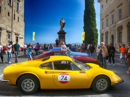 Penuh Ferrari klasik rare berkonvoi di tengah bandar Rom, Itali!