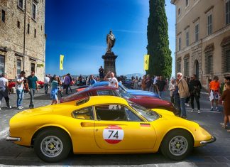 Penuh Ferrari klasik rare berkonvoi di tengah bandar Rom, Itali!