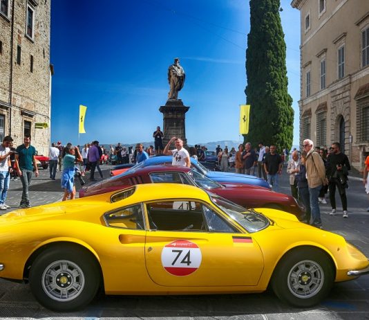 Penuh Ferrari klasik rare berkonvoi di tengah bandar Rom, Itali!