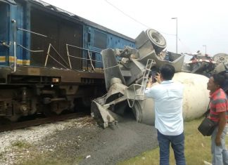 Lokomotif melanggar lori simen cuba melintas landasan, salah siapa?