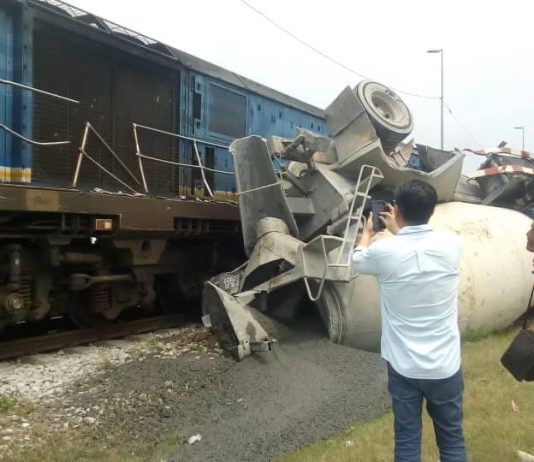 Lokomotif melanggar lori simen cuba melintas landasan, salah siapa?