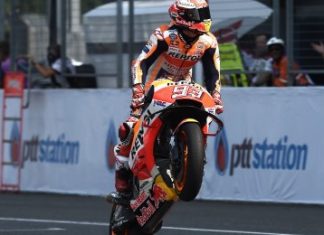 Marc Marquez potong di selekoh terakhir, untuk menang MotoGP di Buriram, Thailand.