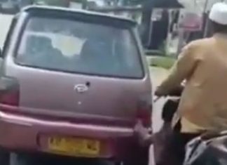 Tunggang motosikal untuk tunda kereta menggunakan kaki