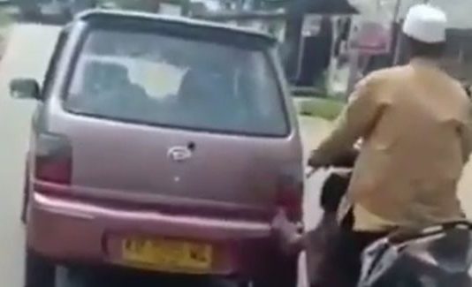 Tunggang motosikal untuk tunda kereta menggunakan kaki