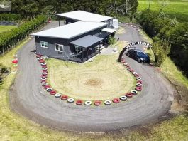 Lelaki ini bina litar drift di sekeliling rumah sendiri