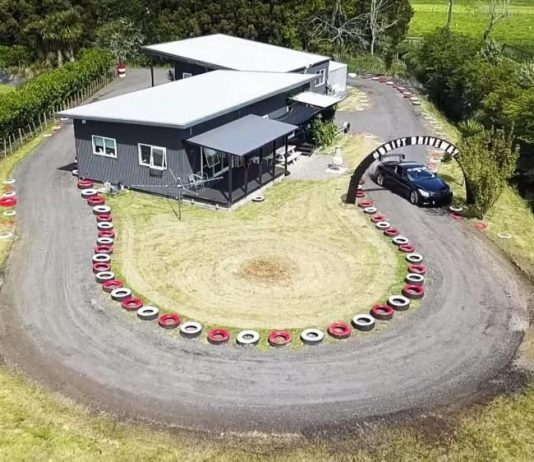 Lelaki ini bina litar drift di sekeliling rumah sendiri
