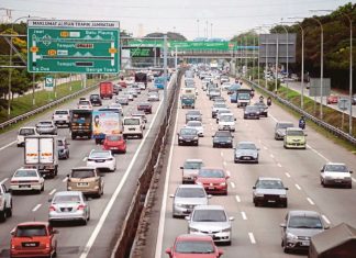 PLUS Malaysia Berhad nasihat orang awam tidak ambil risiko alih objek di lebuhraya