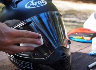 8 tips mudah penjagaan topi keledar dengan betul