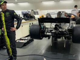 Valentino Rossi dan Lewis Hamilton saling bertukar selera