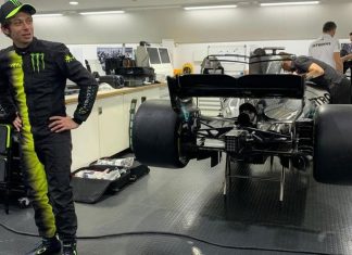 Valentino Rossi dan Lewis Hamilton saling bertukar selera