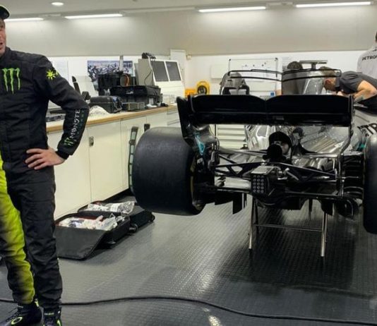 Valentino Rossi dan Lewis Hamilton saling bertukar selera