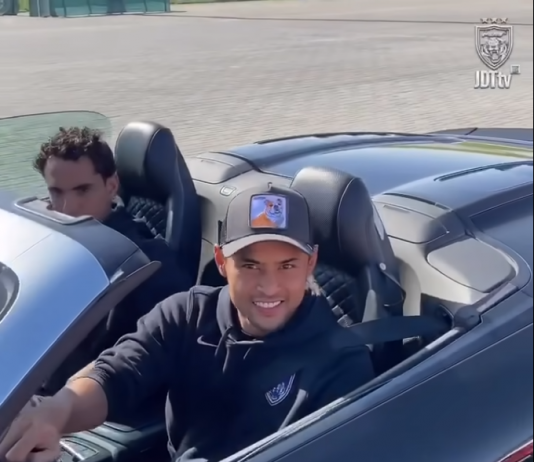 Pemain JDT pandu supercar ke padang di Dubai – Ada gaya macam Cristiano Ronaldo!
