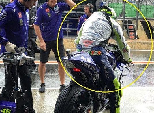 Tahukah anda, rupa-rupanya ada baju hujan khas untuk perlumbaan MotoGP?