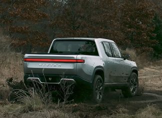 Trak pikap ini mampu berpusing setempat seperti kereta kebal