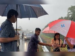 Tengku Hassanal bantu mangsa kemalangan dalam hujan lebat