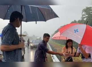 Tengku Hassanal bantu mangsa kemalangan dalam hujan lebat