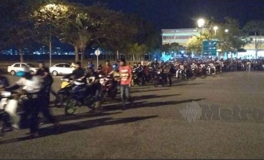 Tolak motor beramai-ramai di Butterworth