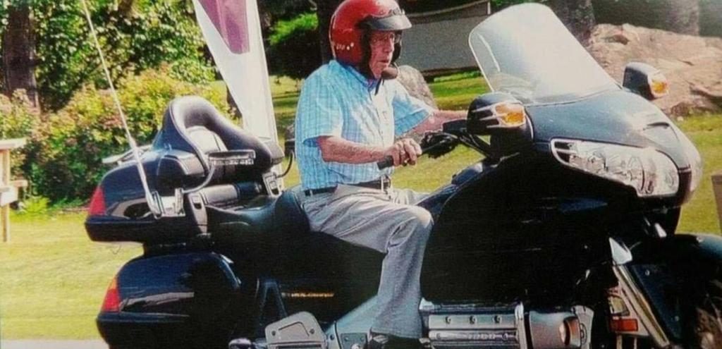 berusia 100 tahun menunggang motosikal 